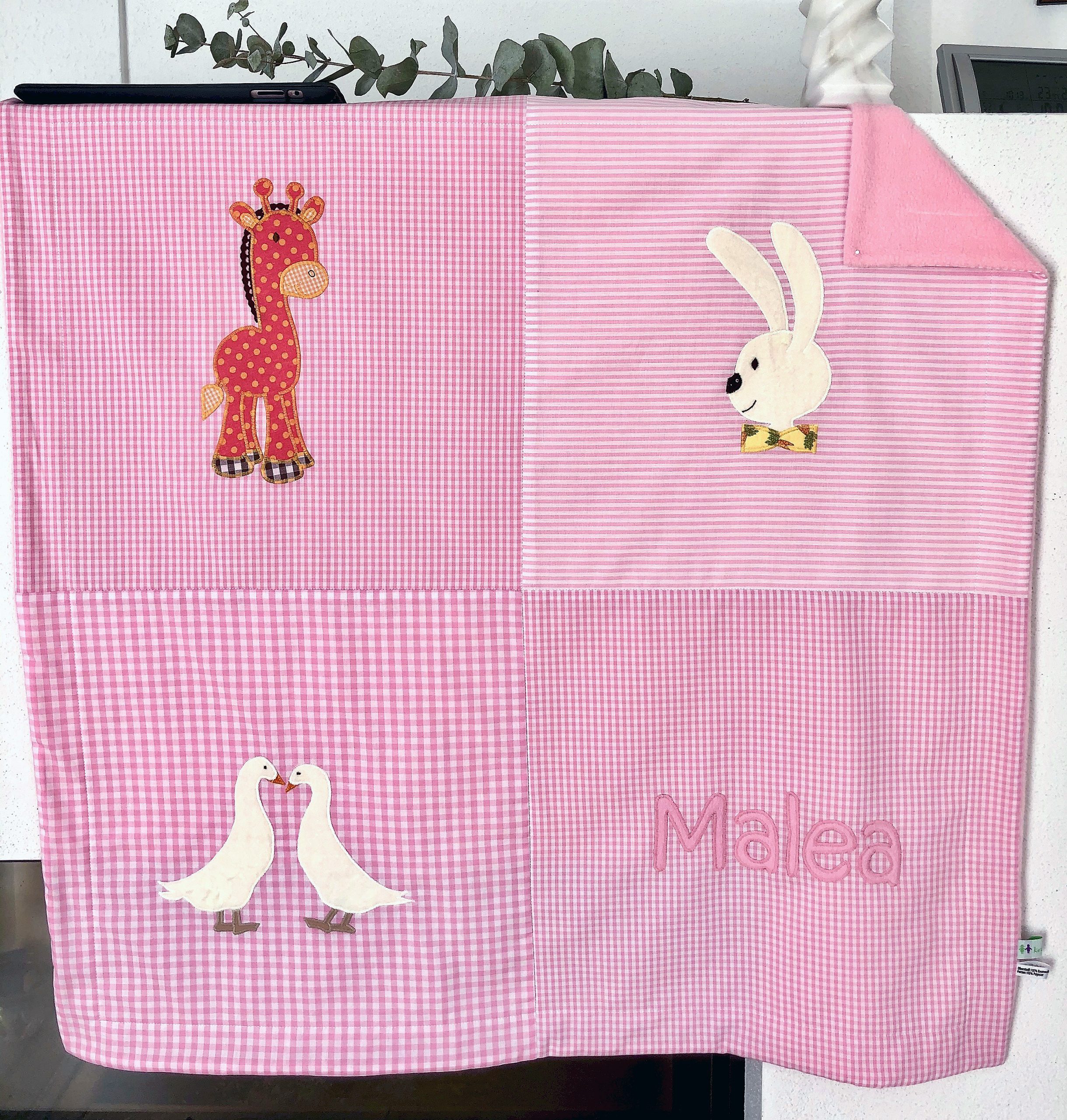 Patchwork Babydecke mit Motiven und Namen - rosa