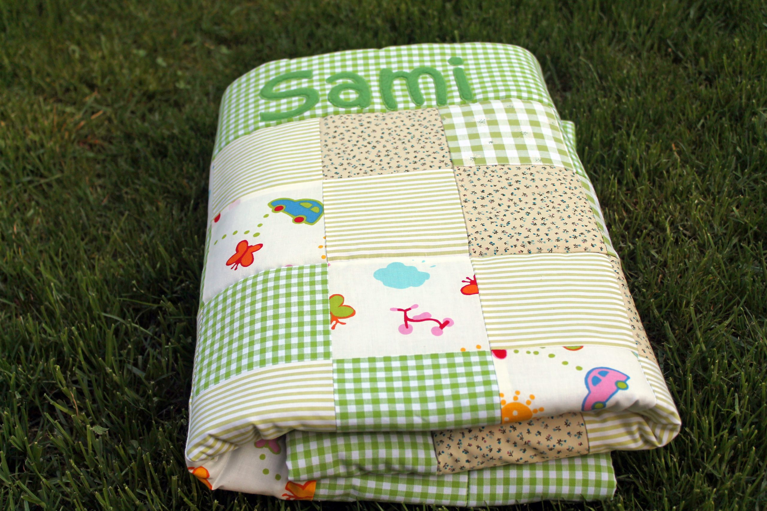 Patchwork Babydecke mit Namen - grün