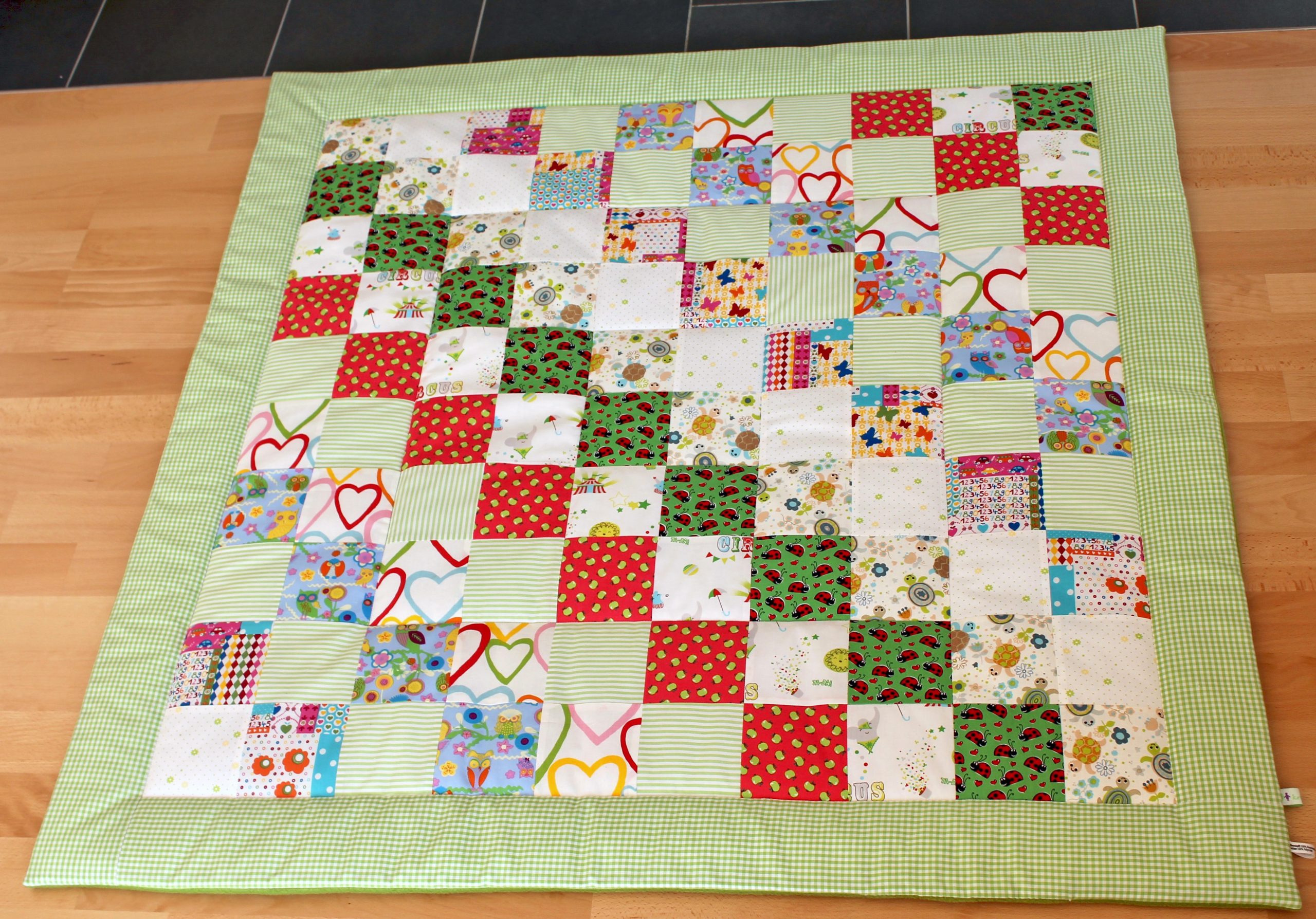 Patchwork Babydecke ohne Namen - grün/rot 2