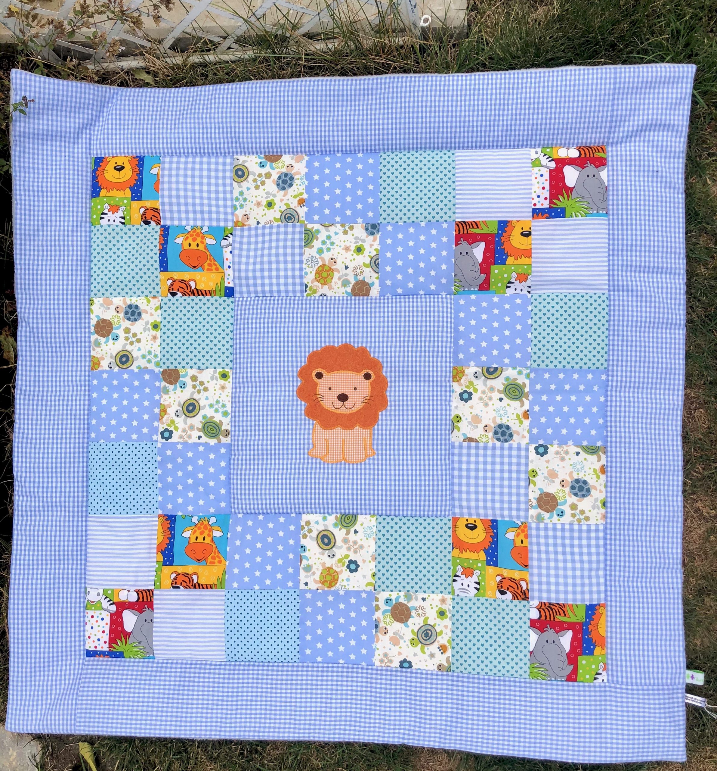 Patchwork Babydecke mit Motiv oder Name - hellblau