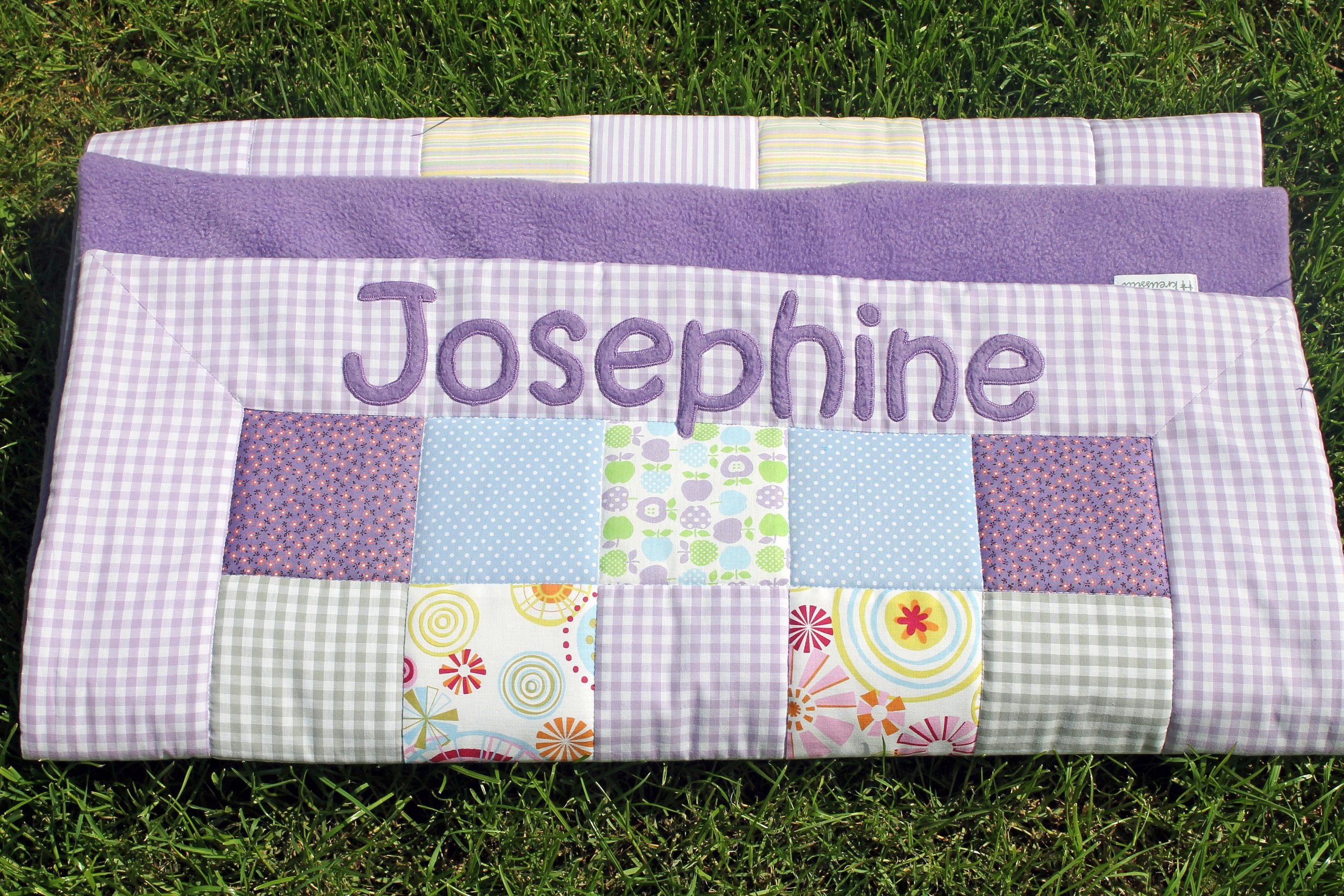 Patchwork Babydecke mit Namen - lila