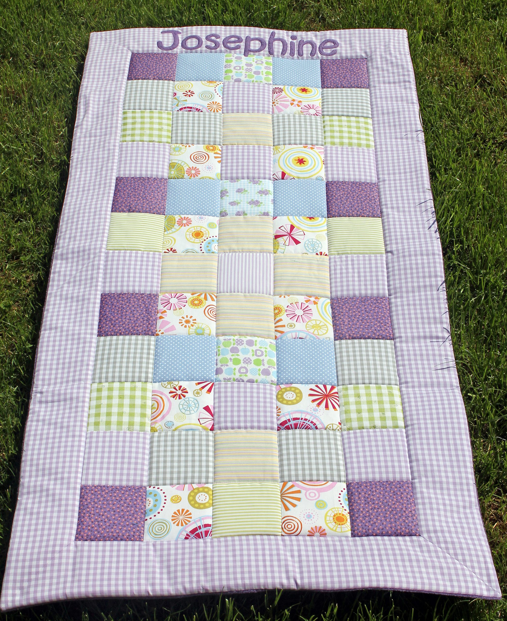 Patchwork Babydecke mit Namen - lila 2