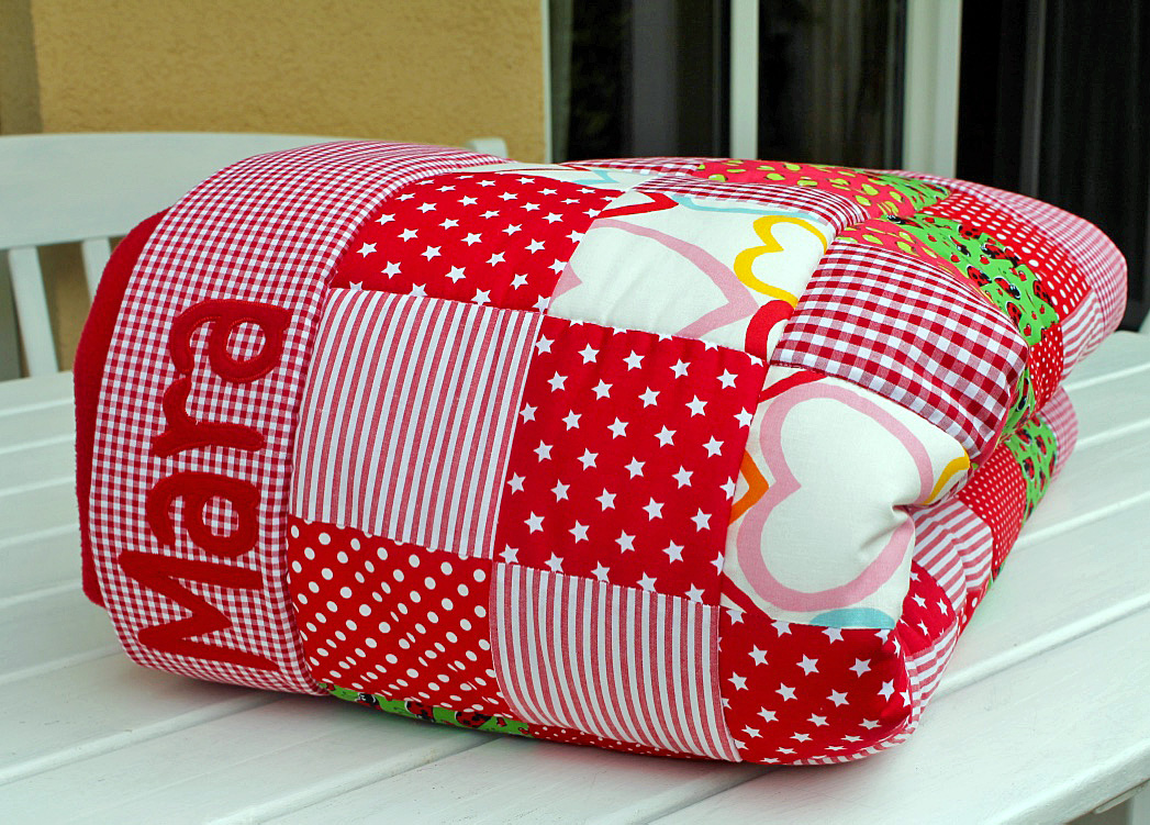 Patchwork Babydecke mit Namen groß - rot 2
