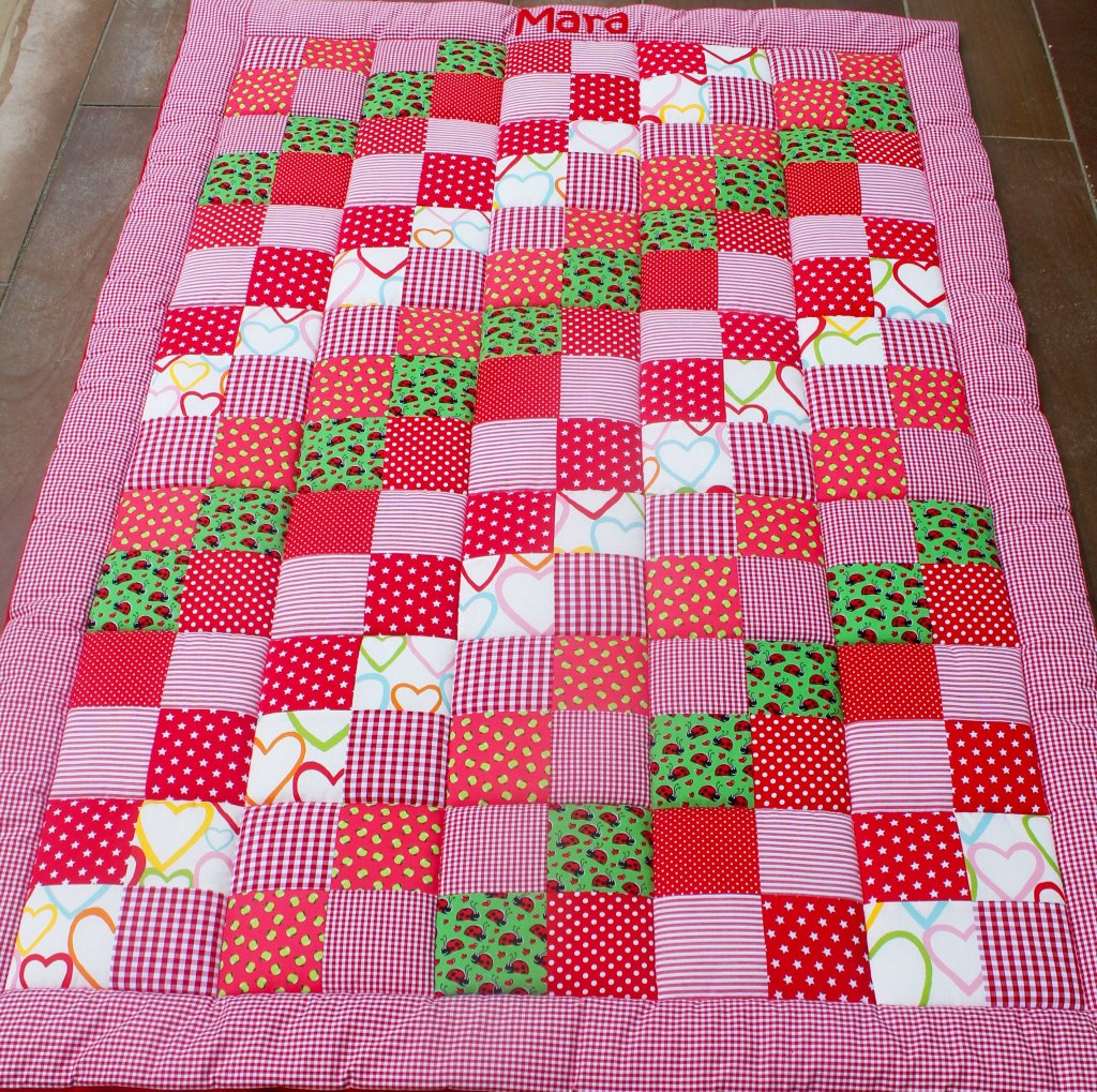 Patchwork Babydecke mit Namen groß - rot