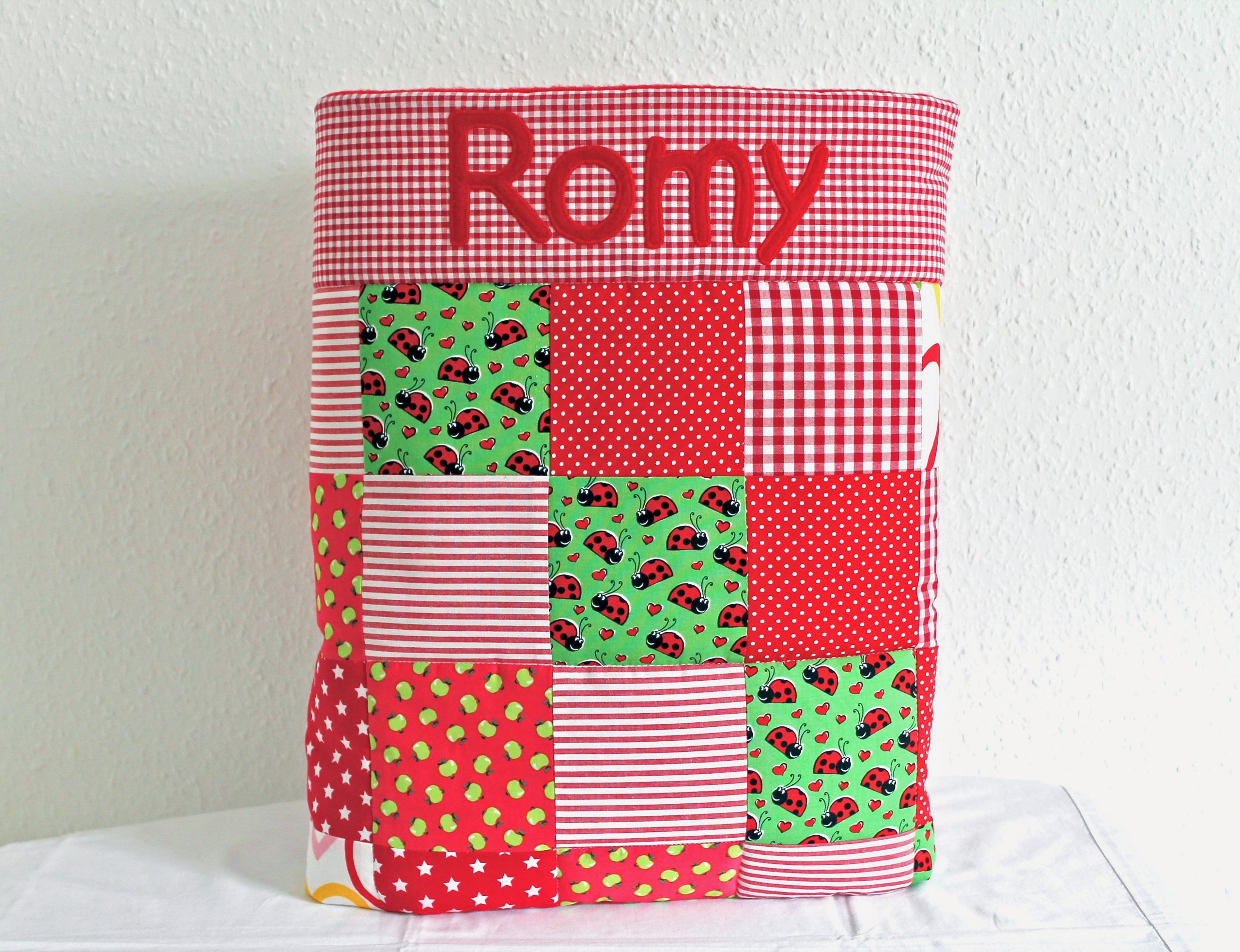 Patchwork Babydecke mit Namen - rot