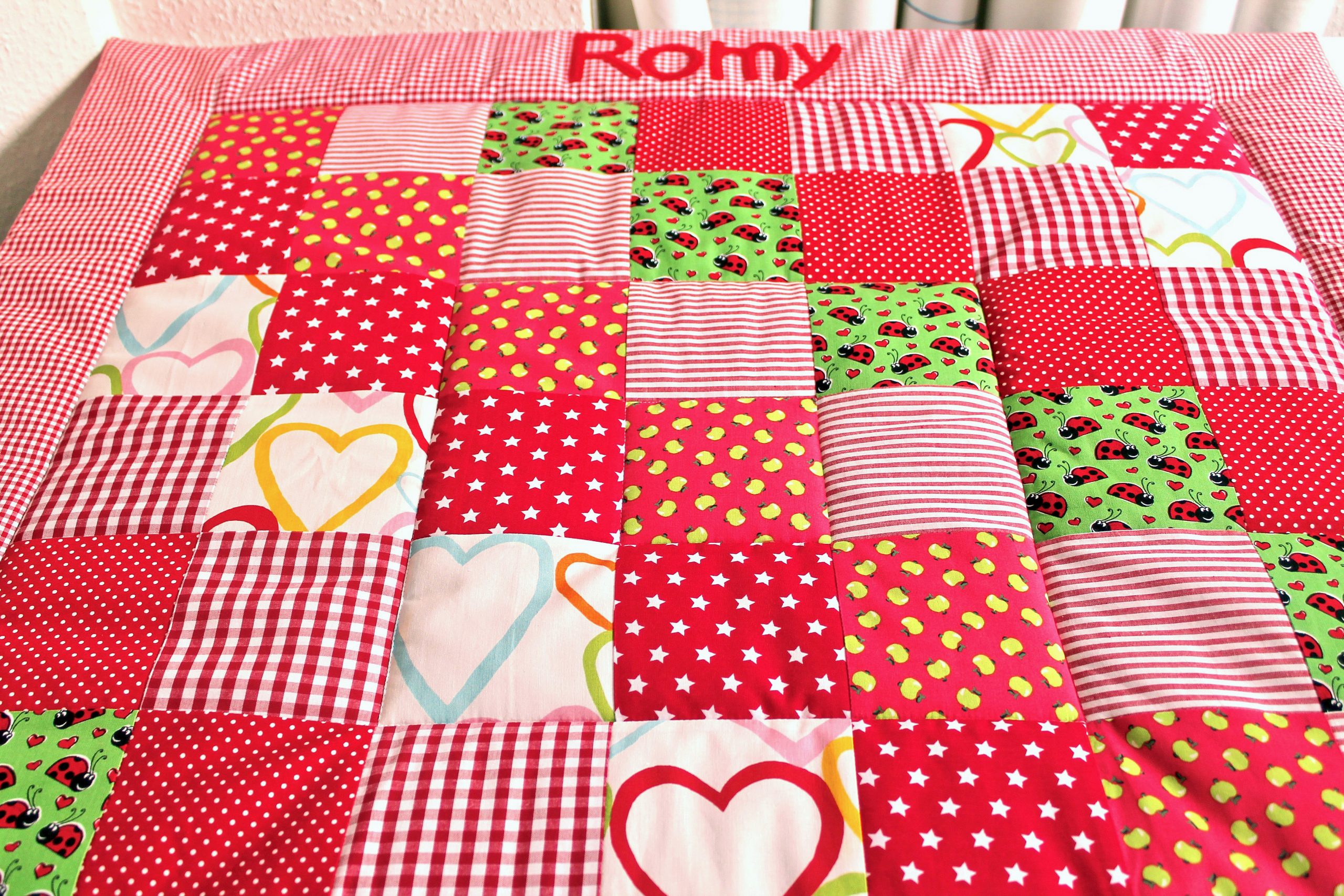 Patchwork Babydecke mit Namen - rot 2