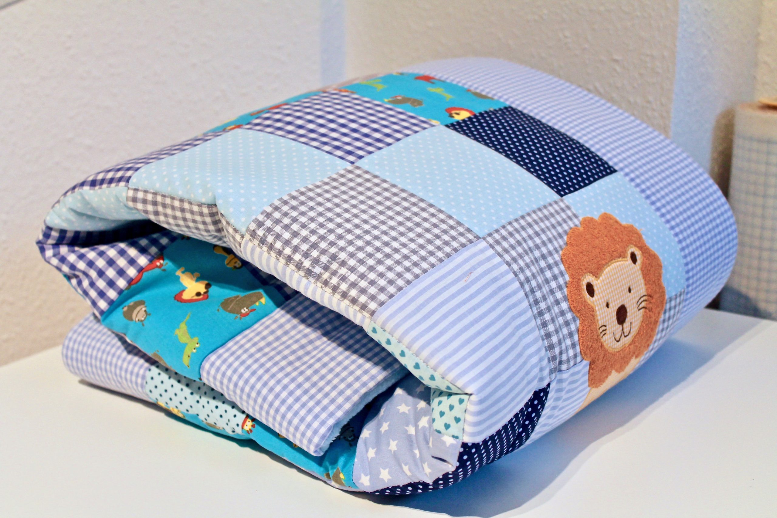 Patchwork Babydecke mit Motiven - hellblau
