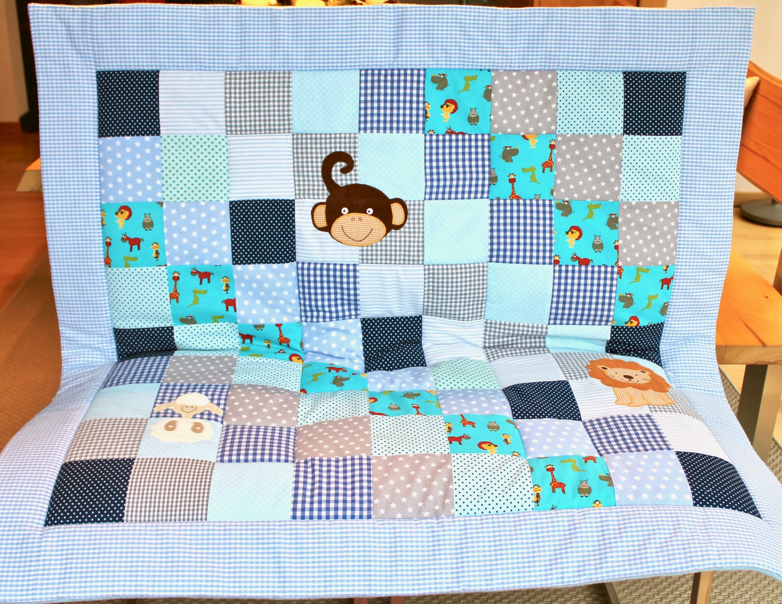 Patchwork Babydecke mit Motiven - hellblau 2