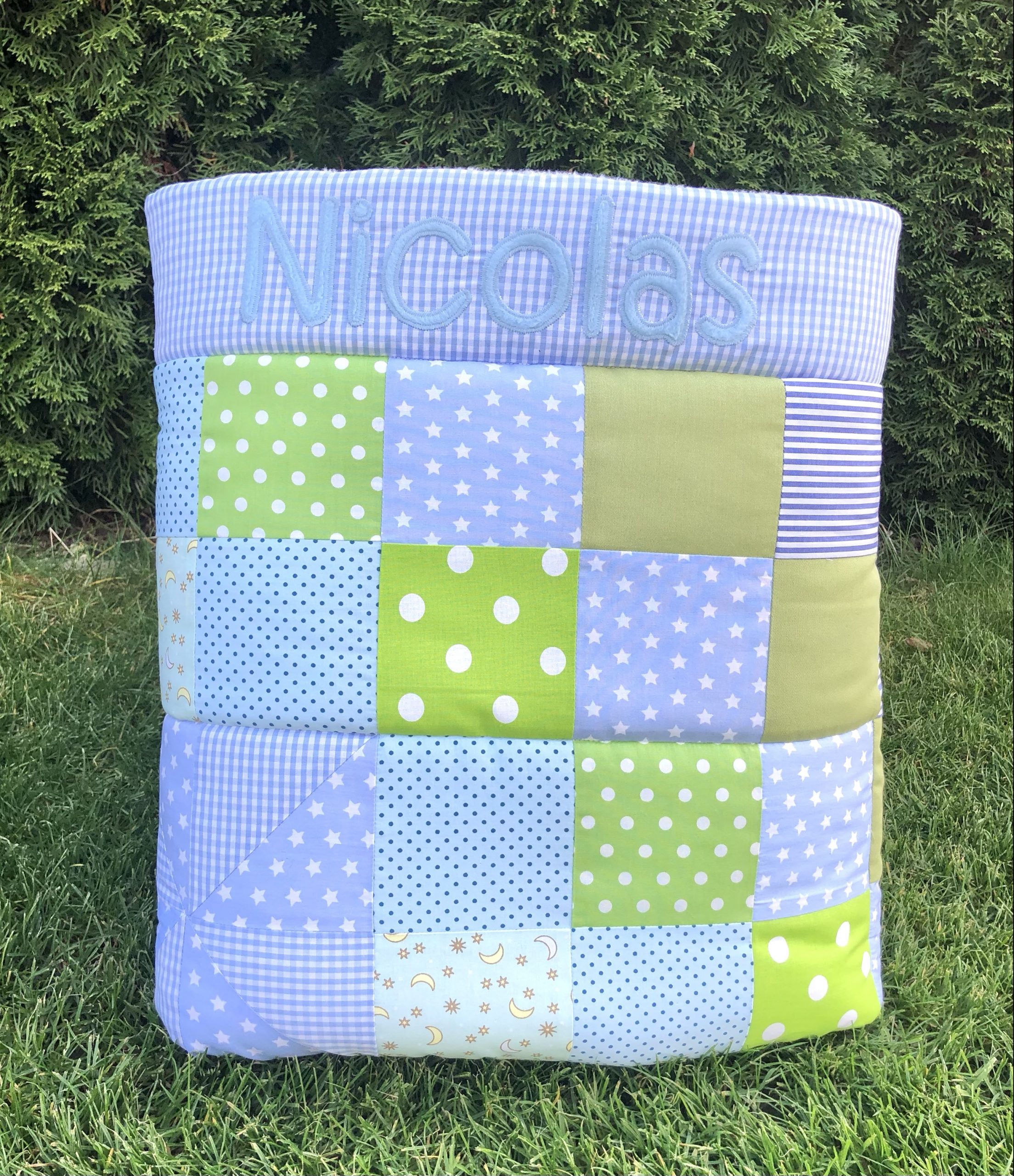 Patchwork Babydecke mit Name - hellblau